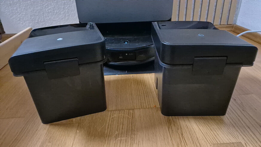 Der Frisch- und der Schmutzwassertank der Saros 20 Service-Station sind zu sehen.